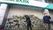 Kijeve simboli&scaron;kai užmūrytas Rusijos &bdquo;Sberbank&ldquo; pastatas, bankomatai apipurk&scaron;ti montavimo putomis