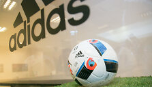 &bdquo;Adidas&ldquo; atstovai pristatė 2016 metų Europos futbolo čempionato kamuolį