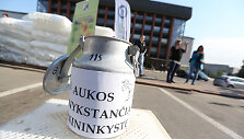 Nemokamo pieno dalijimo akcija prie Žemės ūkio ministerijos Vilniuje