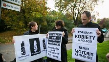 Vilniuje vyko solidarumo su Lenkijos moterimis akcija &bdquo;Juodasis pirmadienis&ldquo;