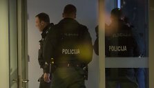 Įtariamasis merginos nužudymu atvestas į teismą