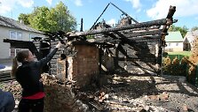 Jauna &scaron;eima po gaisro nenuleidžia rankų &ndash; nori atkurti savo namus