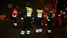 Medikai su policijos pagalba gabena gatvės miegalius į ligoninę