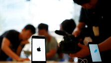 &bdquo;iPhone 7&ldquo; telefonas &bdquo;Apple&ldquo; parduotuvėje Pekine 