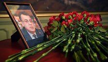Gėlės Andrejaus Karlovo atminimui Rusijos užsienio reikalų ministerijoje 