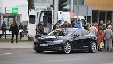 Kaune automobiliu &bdquo;Tesla&ldquo; partrenkė 15-metį