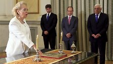 Vasiliki Tanu duoda priesaiką (kairėje)