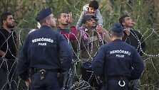 Vengrijos policija saugo migrantus