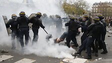 Prancūzijoje protestuojančią minią vaikė policija