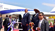 Benjaminas Netanyahu atvyko į Ugandą