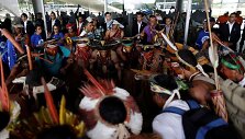 Brazilijoje lankais ginkluoti genčių protestuotojai mėgino įsiveržti į Kongresą