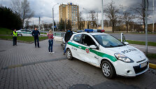 Sostinės Žirmūnų gatvėje policijos patrulių automobilis pateko į avariją