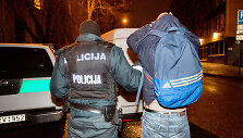 Policijos reidas Vilniaus naktiniame bare ie&scaron;kant narkotikų
