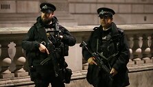 Ginkluota policija Londone.
