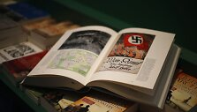 Hitlerio knyga &bdquo;Mano kova&ldquo; su istorikų komentarais Vokietijos knygynuose