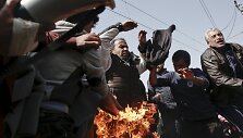Migrantai Idomeni stovykloje i&scaron; nevilties bando pasidegti