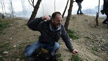Makedonijos policija a&scaron;arinėmis dujomis vaikė migrantus nuo sienos su Graikija