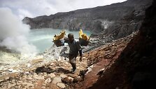 Prie Indonezijos ugnikalnio kraterio renkantys sierą vyrai uždirba centus