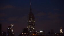 Dangoraižis &bdquo;Empire State Building&ldquo; Niujorke sekmadienį vakare aukų atminimui užtemo