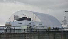 Černobylyje naujas milžini&scaron;kas gaubtas pradėtas stumti ant branduolinio reaktoriaus