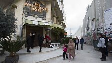 Gatvės menininkas Banksy atidarė vie&scaron;butį Betliejuje