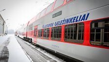 Elektrinis traukinys pasiekia 120 km/h greitį