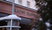 Prie Kauno klinikų įėjimo bandė nusi&scaron;auti vyras