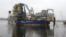 Į laivą "Topaz Installer" Karlskronoje, &Scaron;vedijoje, &scaron;iuo metu kraunamas "Nord Balt" kabelis