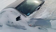 Rusijoje sniege įstrigęs automobilis