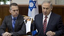 Giladas Erdanas (kairėje) ir Benjaminas Netanyahu