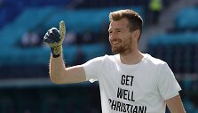 Suomijos vartininkas Luka&scaron;as Hradecky siunčia linkėjimus Christianui Eriksenui