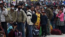 Nepalo sostinę bando palikti naujų požeminių smūgių bijantys žmonės.