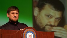 R.Kadyrovas kalba savo tėvo A.Kadyrovo portreto fone.