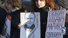 Protestuotoja su I.Dadinu portretu