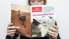 Mergina skaito &bdquo;The Economist&ldquo;