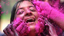 Spalvoti Holi &scaron;ventės veidai