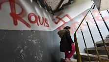 Vokietijoje prieglobsčio pra&scaron;ytojų laikinieji namai apipai&scaron;yti svastikomis