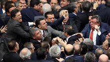 Turkijoje vykstant debatams dėl prezidento galių įstatymų leidėjai &scaron;vaistėsi kum&scaron;čiais