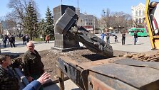 Ukrainoje verčiamos komunistinių lyderių statulos