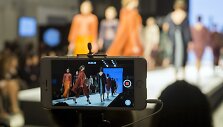 Prie asmenukių lazdos pritvirtintas &bdquo;iPhone&ldquo; telefonas