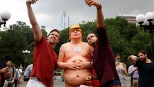 Nuogo Donaldo Trumpo skulptūra Niujorke
