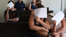 Po dviejų metų teisme atsidūrę kaltinamieji jau nebuvo tokie drąsūs &ndash; moterys dangstė veidus popieriumi, o vyrai buvo nekalbūs.
