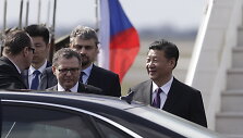 Kinijos prezidentas Xi Jinpingas&nbsp;pirmadienį atvyko į Čekijos Respubliką