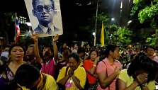 Tailandiečiai gedi po ilgos ligos mirusio mylimo monarcho Bhumibolo Adulyadejo