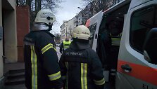 Į įvykio vietą atskubėjo medikai, ugniagesiai ir policija.