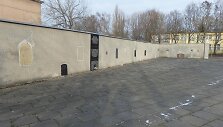 Memorialinė sieną Senosiose Klaipėdos žydų kapinėse.