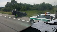 Kelyje Panevėžys-Vilnius apvirto automobilis. 