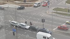 Ukmergės gatvėje Vilniuje susidūrę &bdquo;Volkswagen&ldquo;, BMW, &bdquo;Subaru&ldquo; ir &bdquo;Toyota&ldquo; automobiliai.