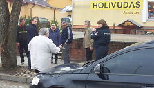 Rinkimai Lazdijų rajone: masiniai pavėžėjimai, plakatų plė&scaron;ymas, neblaivūs balsuotojai
