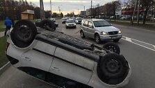 Po susidūrimo automobilis &bdquo;Mercedes&ldquo; vertėsi ant stogo.